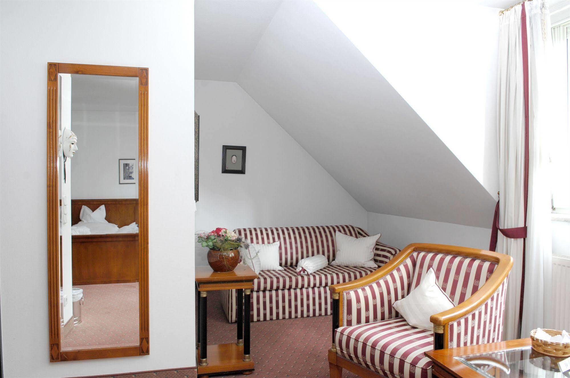 Hotel Gasthof Der Krug Stegaurach エクステリア 写真