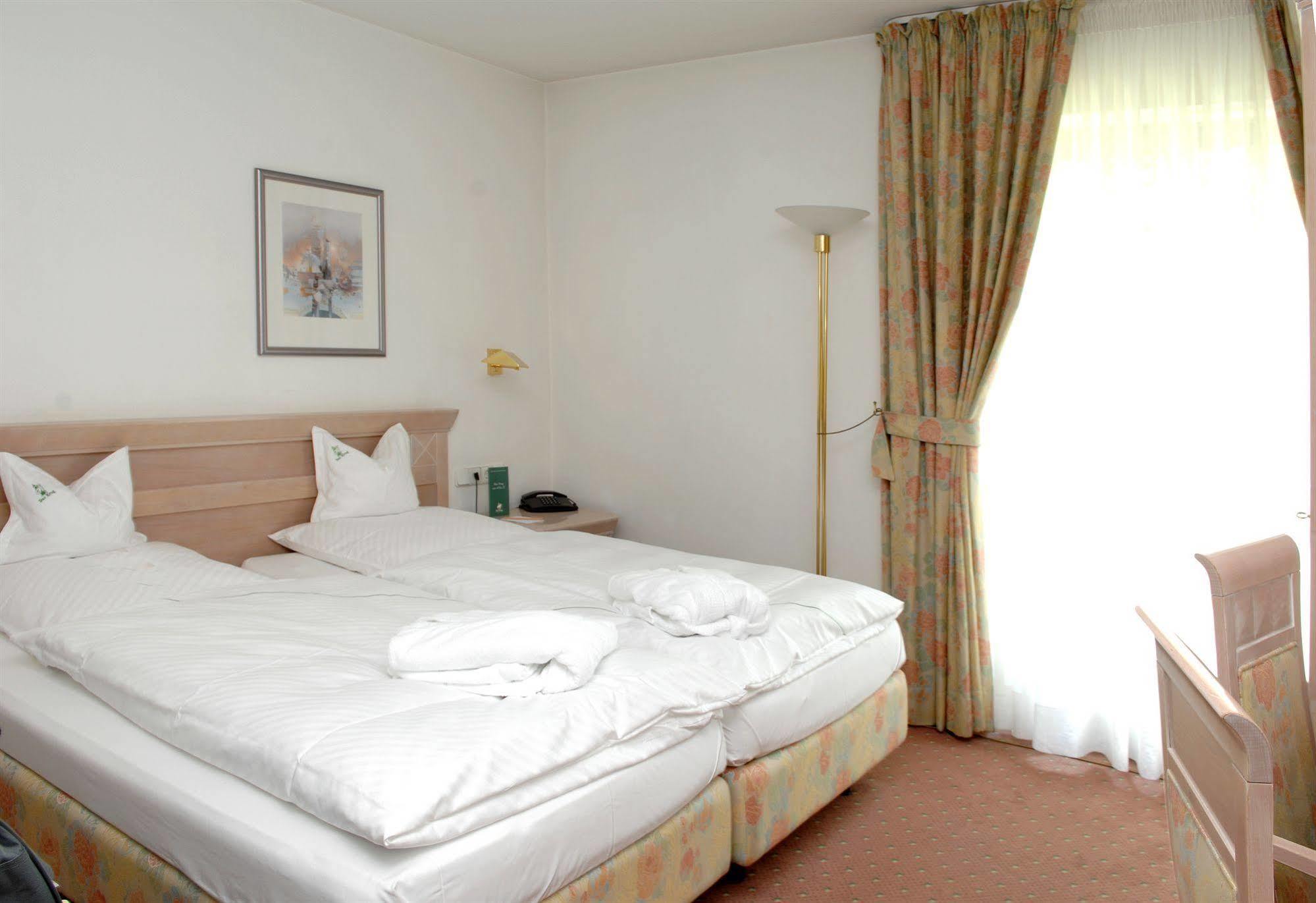 Hotel Gasthof Der Krug Stegaurach エクステリア 写真