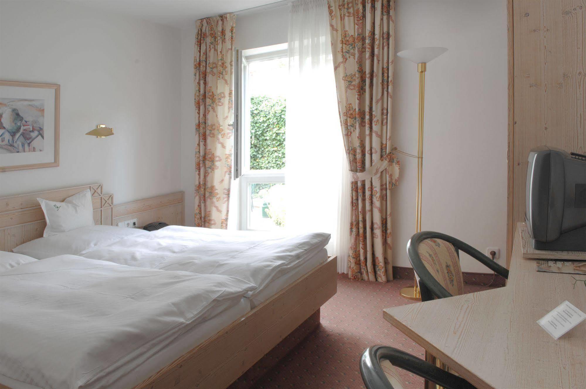 Hotel Gasthof Der Krug Stegaurach エクステリア 写真