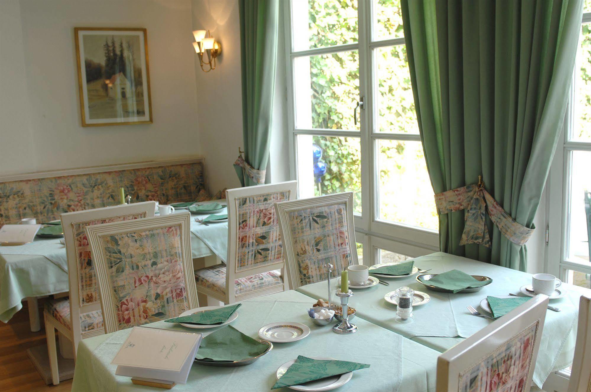Hotel Gasthof Der Krug Stegaurach エクステリア 写真