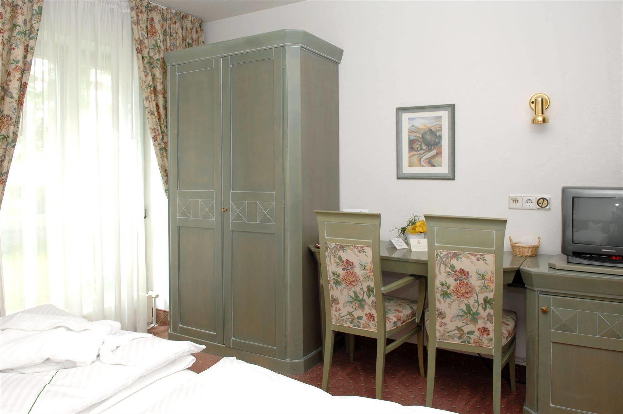 Hotel Gasthof Der Krug Stegaurach エクステリア 写真